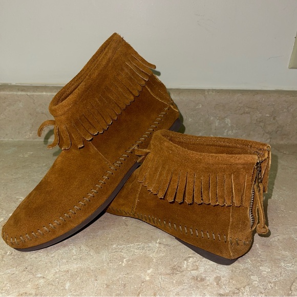 Minnetonka Moccasins Womens US Size 6 Brown Fringe Booties Suede Leather Ankle - Picture 1 of 9
